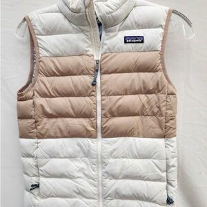 Patagonia Cream and Tan Quilted Women’s Vest - Size M